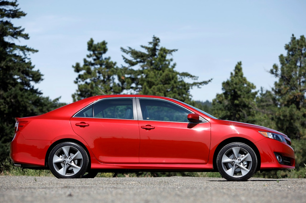 2012-toyota-camry-se-pictures-side-view-3.jpg