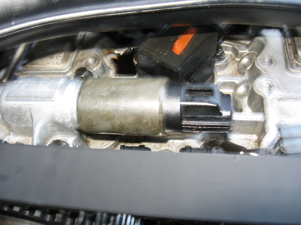 Volvo oil leak 001.JPG