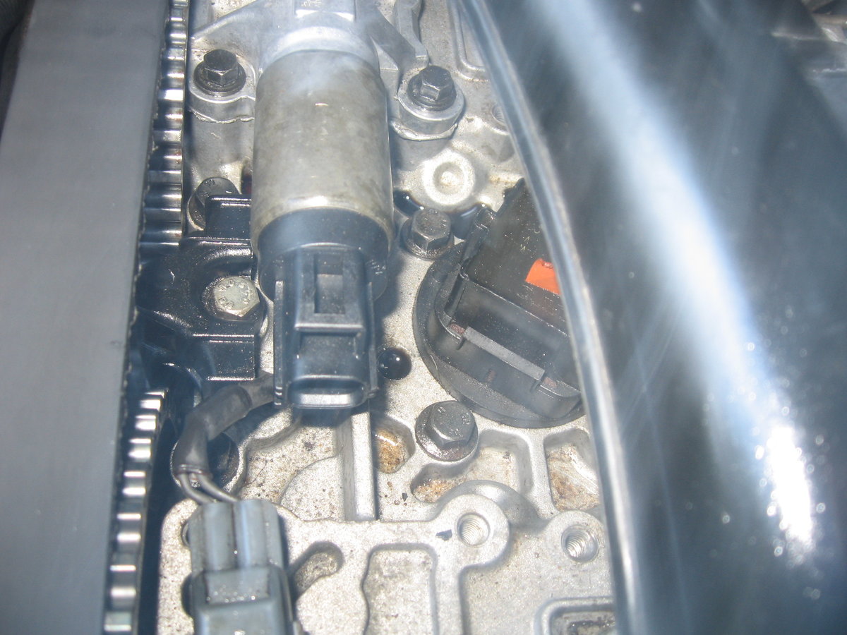 Volvo oil leak 002.JPG