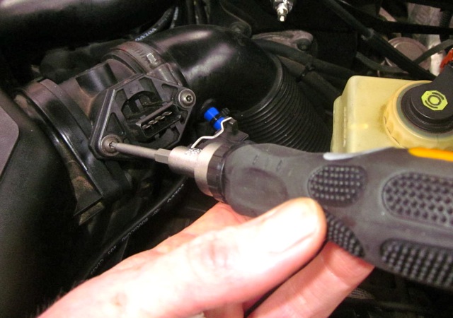 Ratcheting driver with T-20 torx security bit.