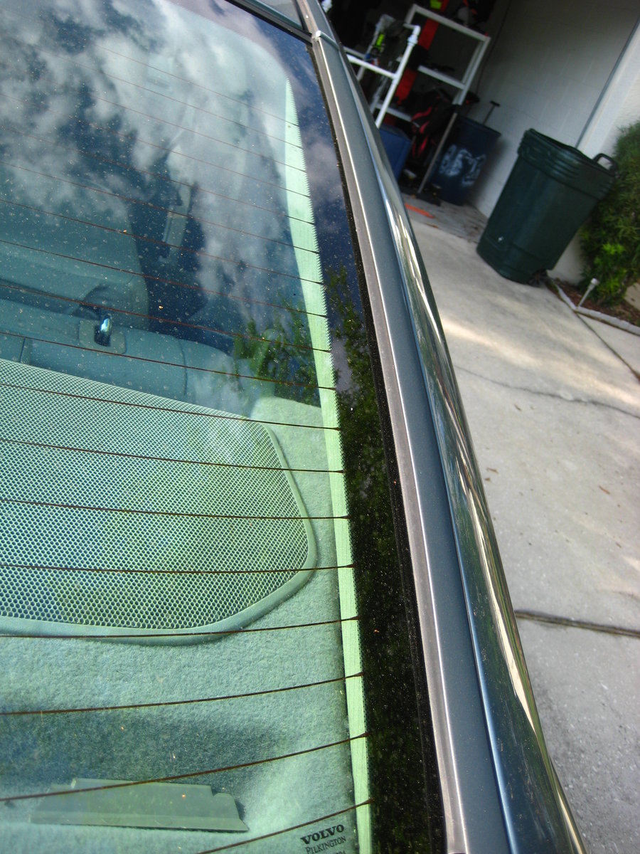 Rubber seal continues from windshield over the roof and down the rear window