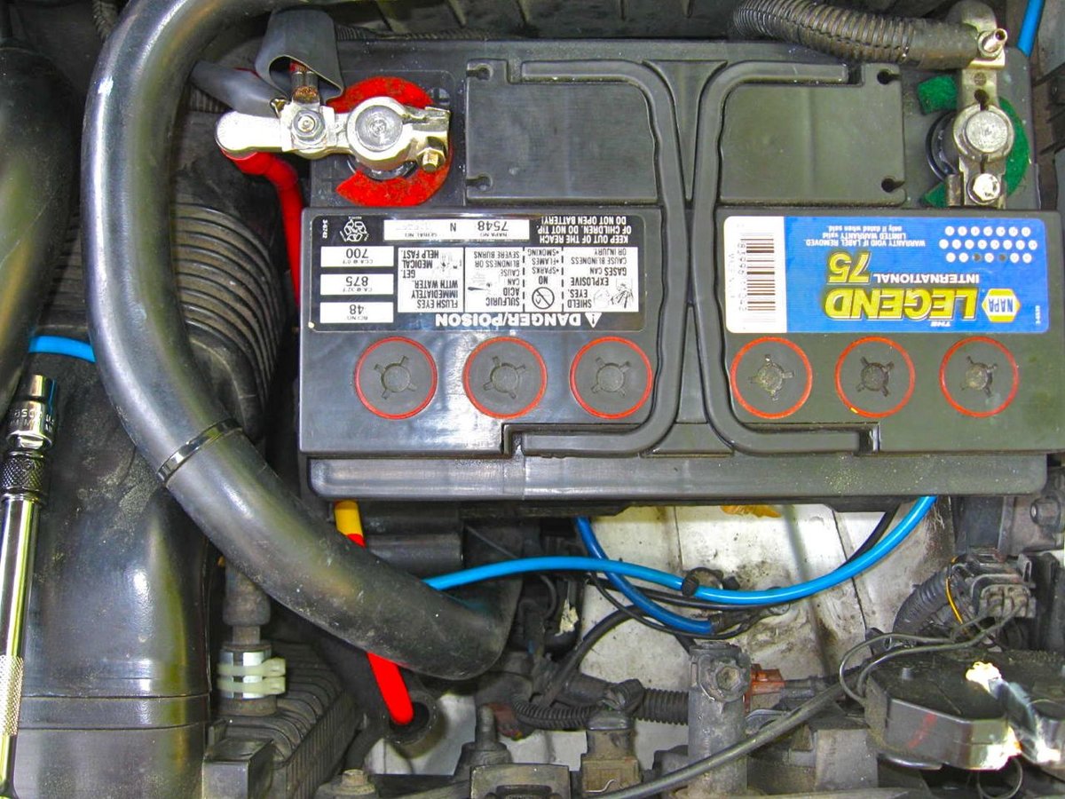 Overview at battery showing new positive cable.