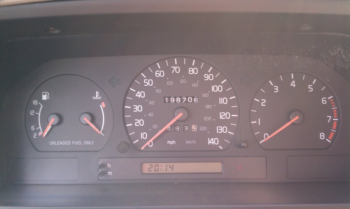 95 Volvo Dash.jpg
