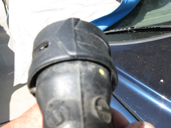 Collar in "closed" position. Molding line on arrow is in line with the one on the elbow.