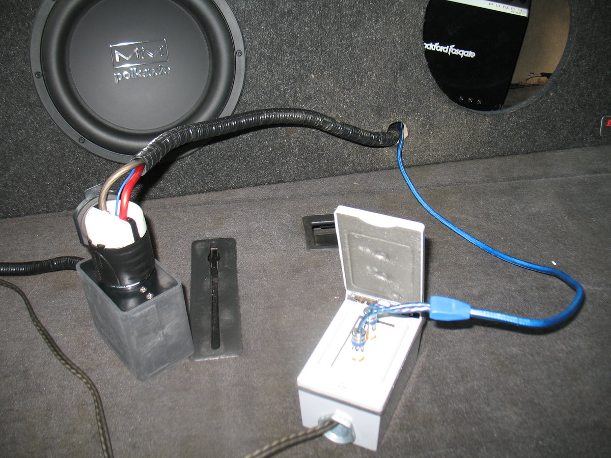 Volvo 850 Sub Box 028.JPG