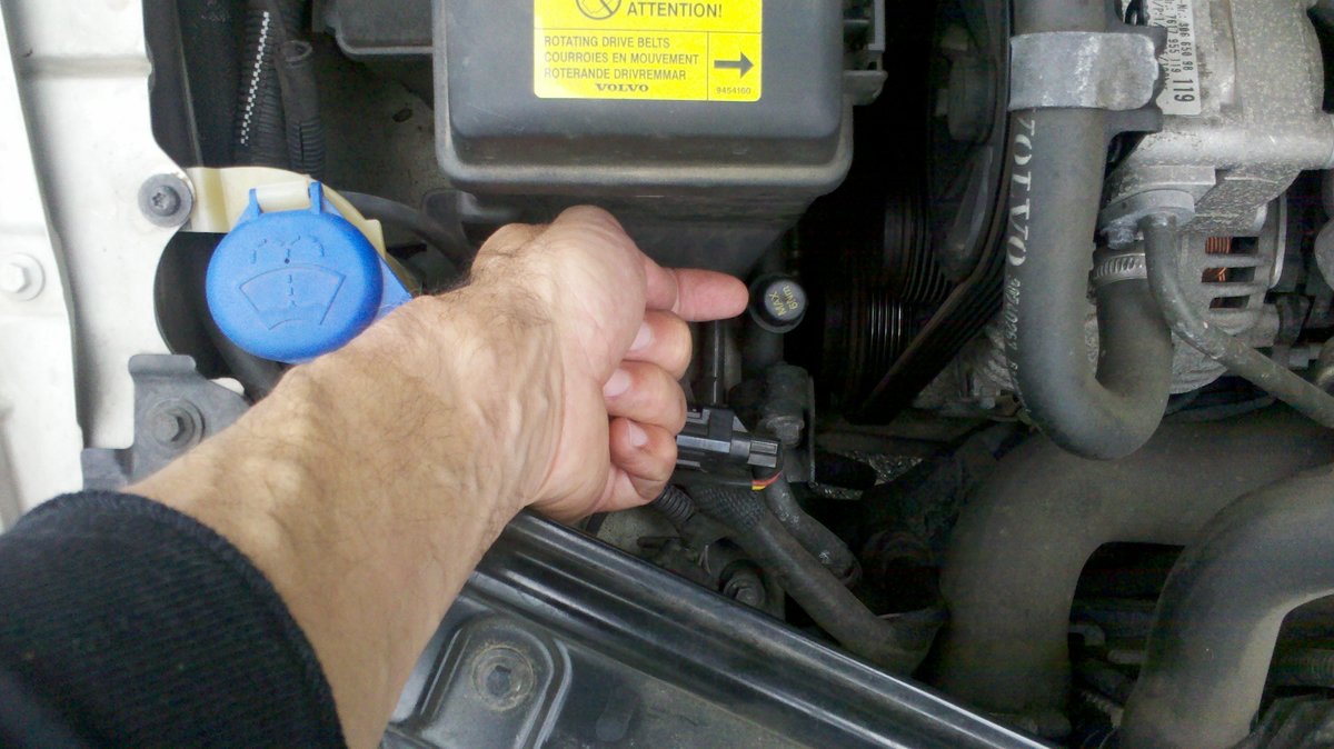 Picture of "Low Port" valve.  My index finger points to the Low Port Valve, on my 2006 Volvo S80.