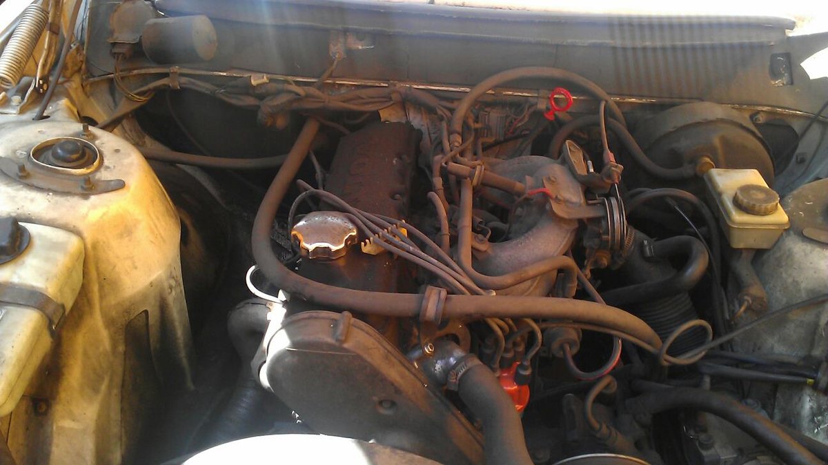 volvo_240_dl_1986_throttle_body_location2.jpg
