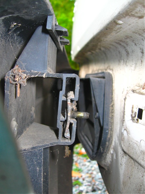 16) Catch or remove the slip-bolt inside the wing.jpg