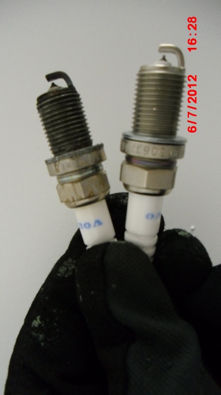 Old and new spark plug side-by-side. This is after 25K miles, should've changed at 20k intervals instead.