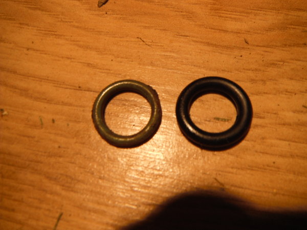 Original green o-ring (left) and new black o-ring (right) that came with the new ''Dorman products'' lower line.