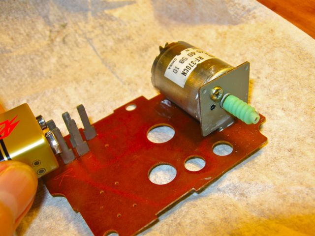 Testing the motor with a 9V battery (no gears)