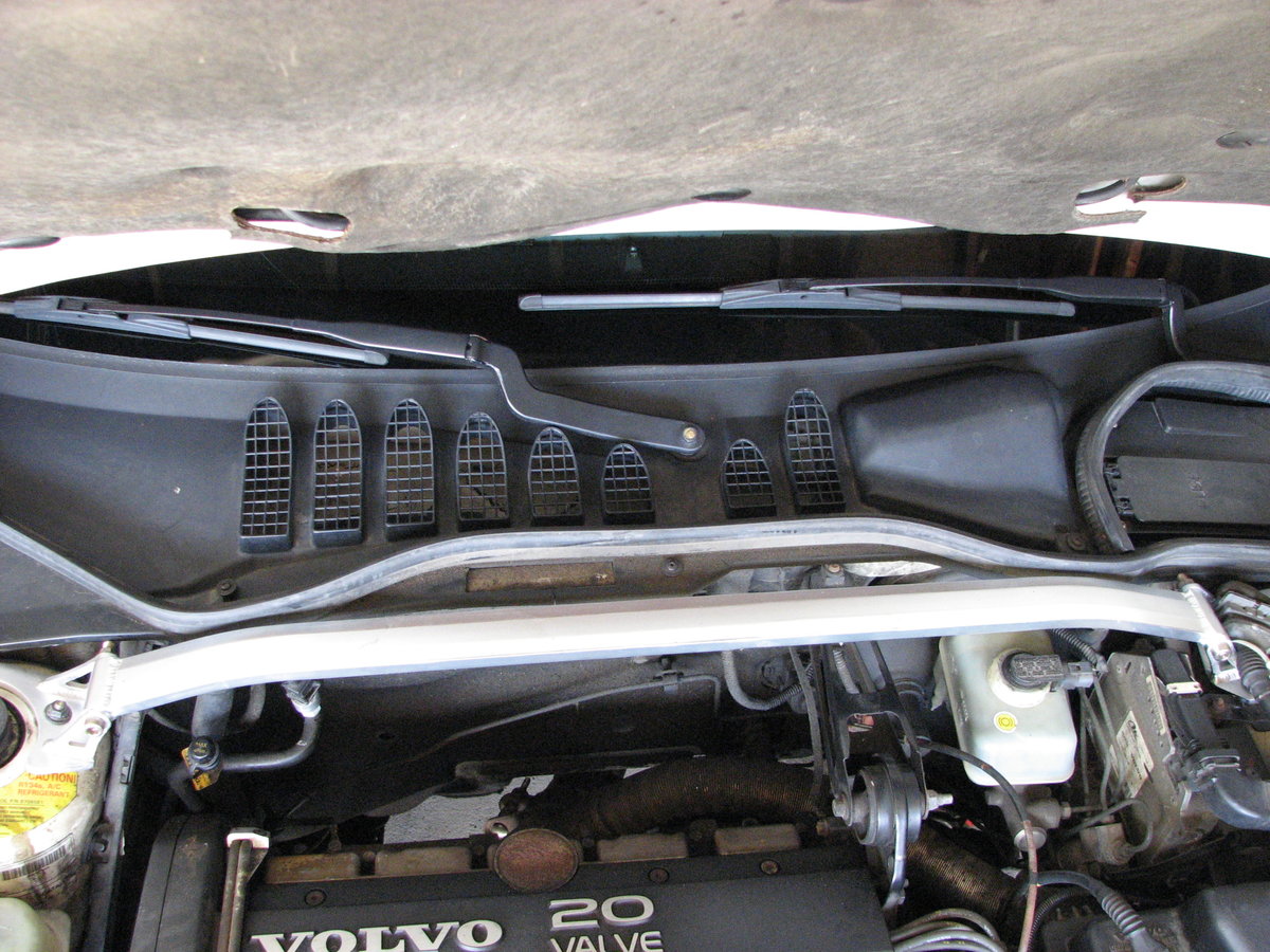 The strut bar looks decent as well.