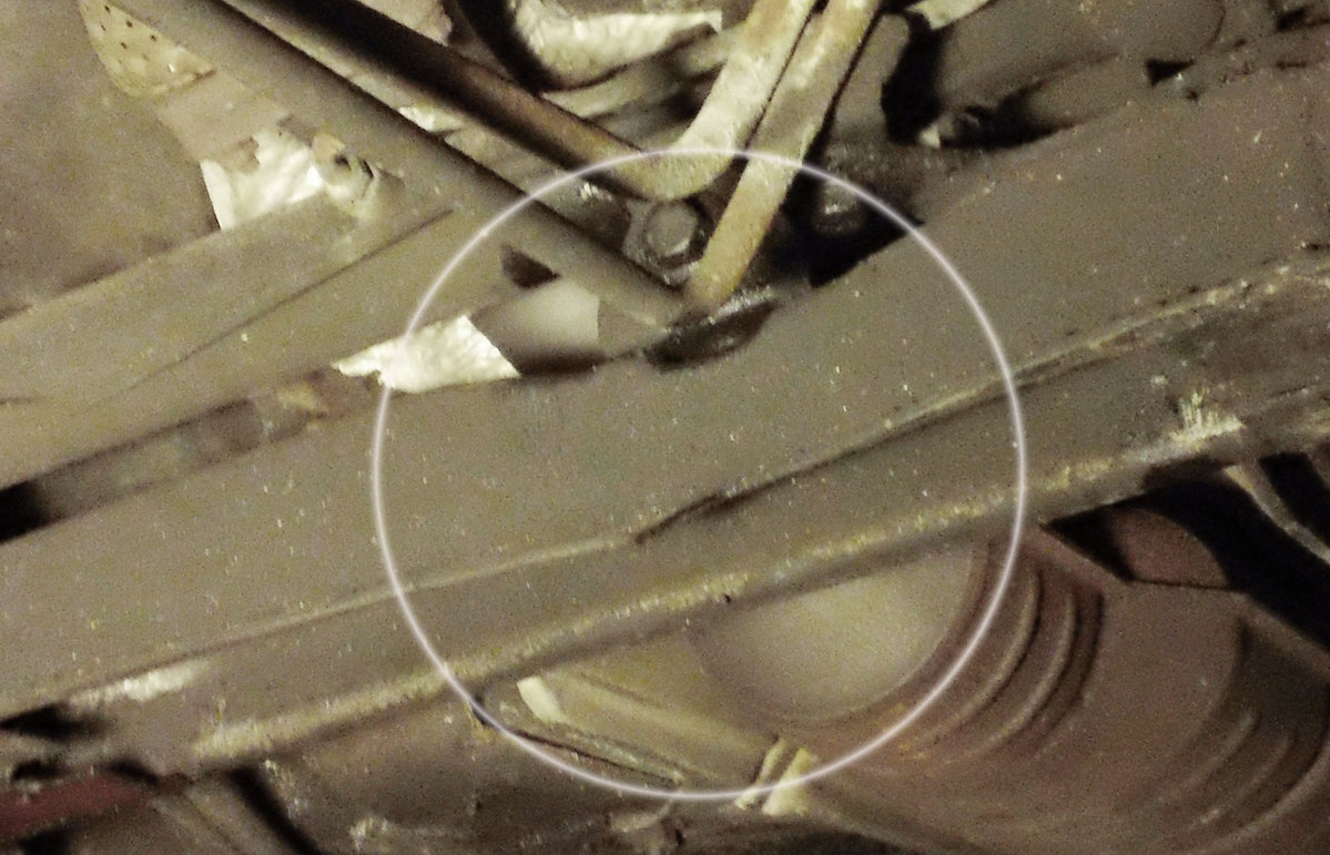 Steering rack center bracket