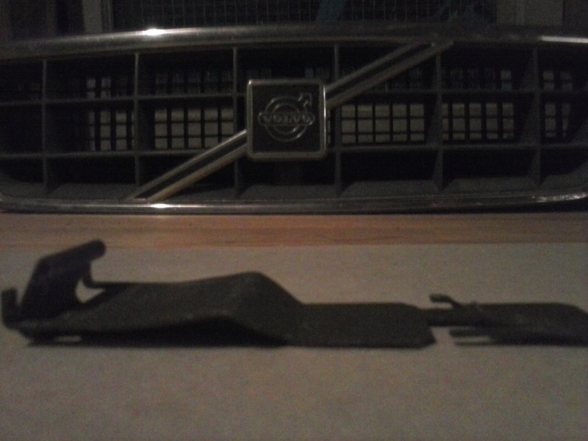 Seat retaining clip removed