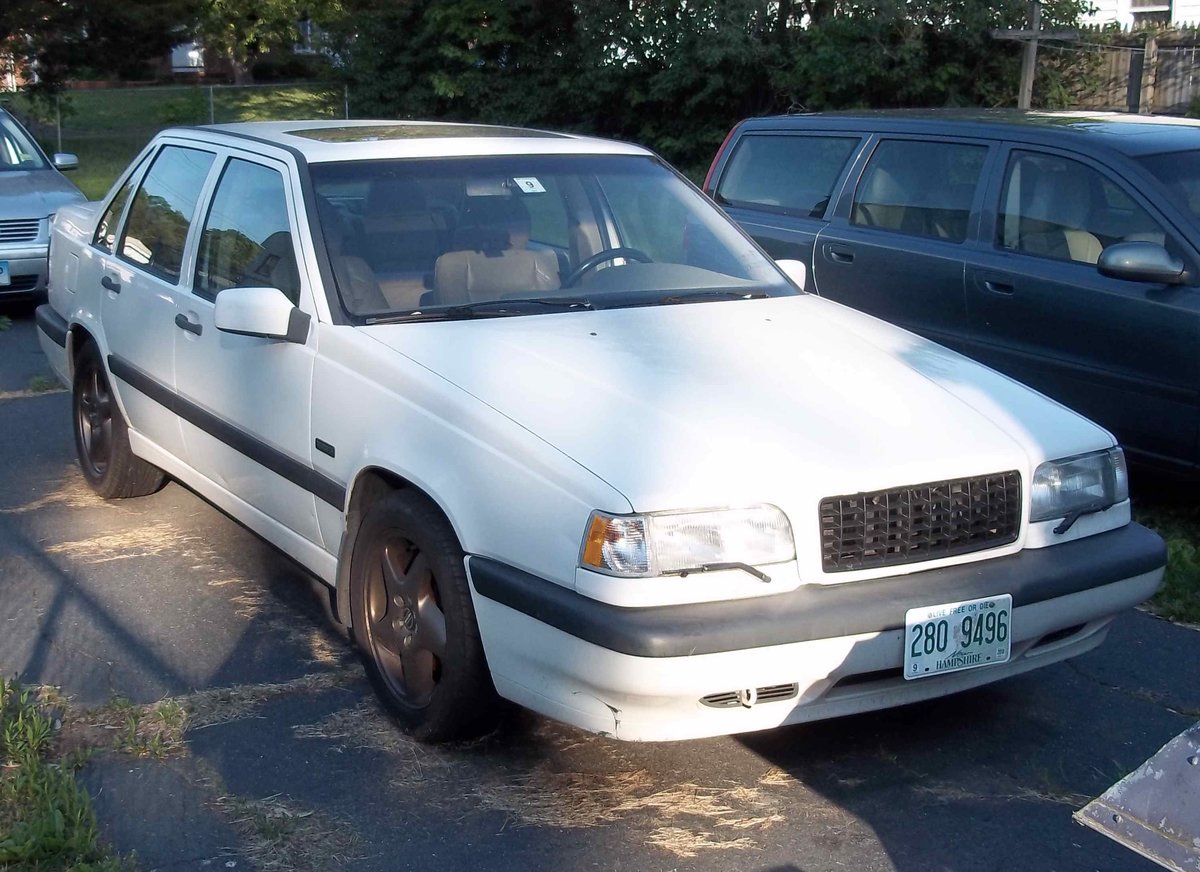 White 850 Turbo.  You can also see my V70 in the background.