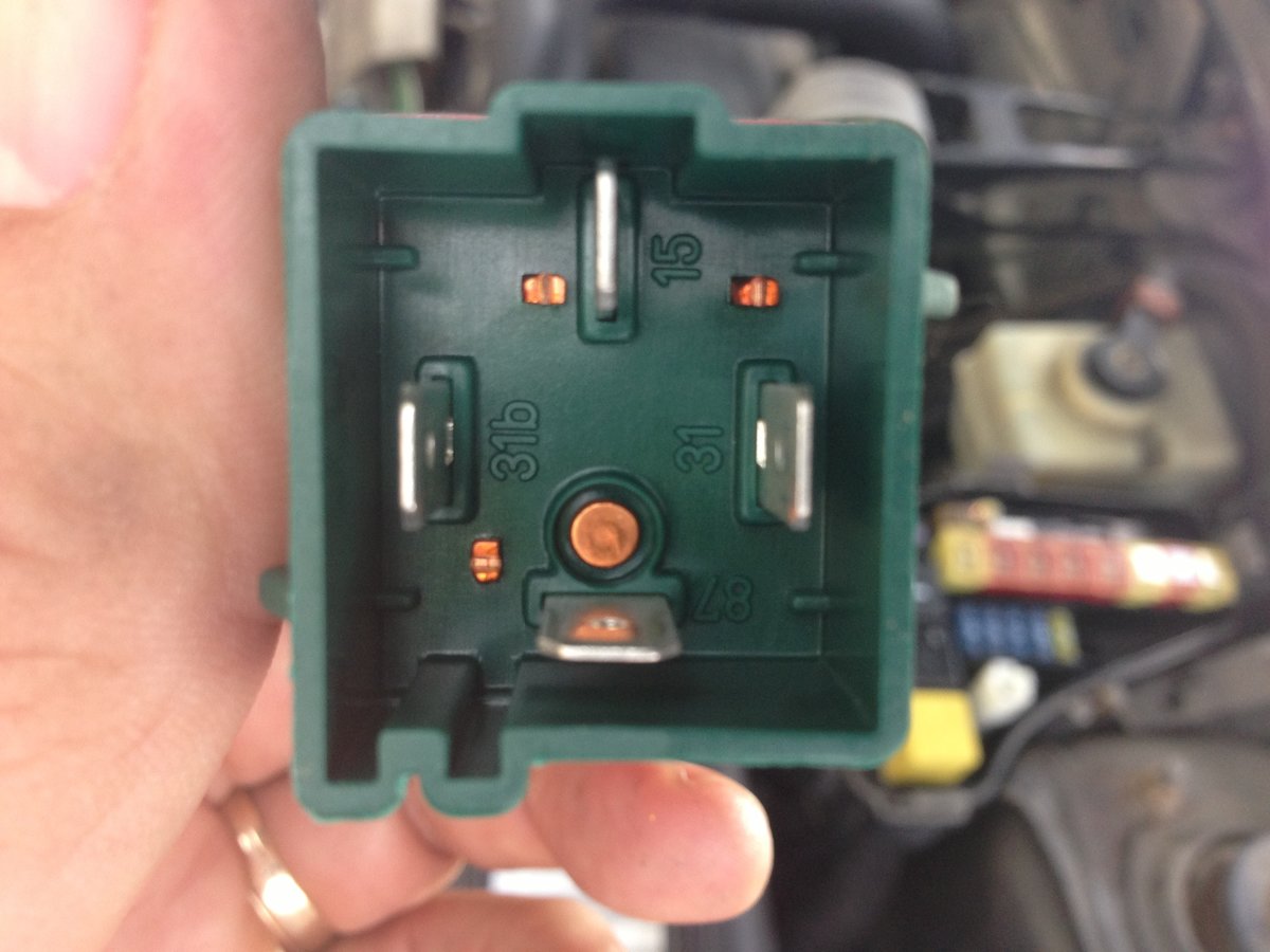 Fuel pump relay connections