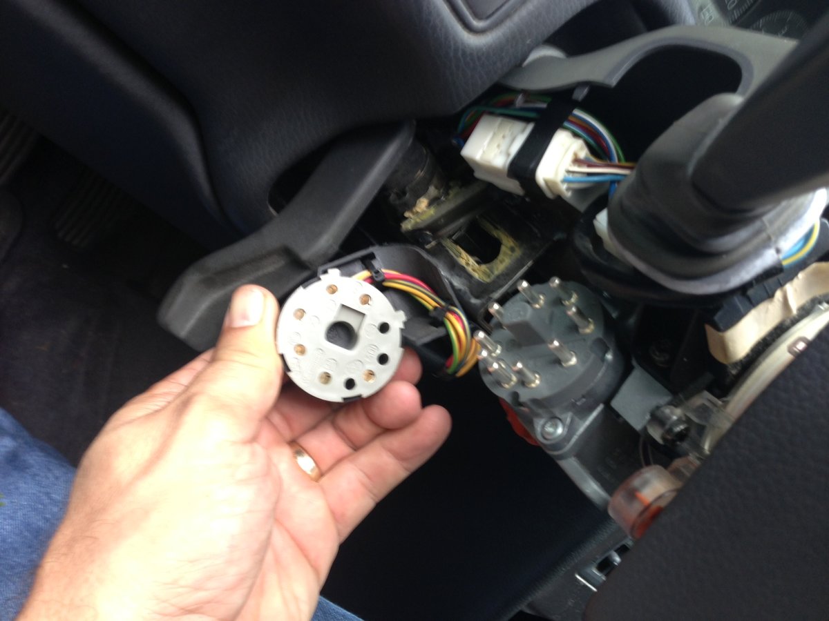1999 V70 Ignition switch connector view