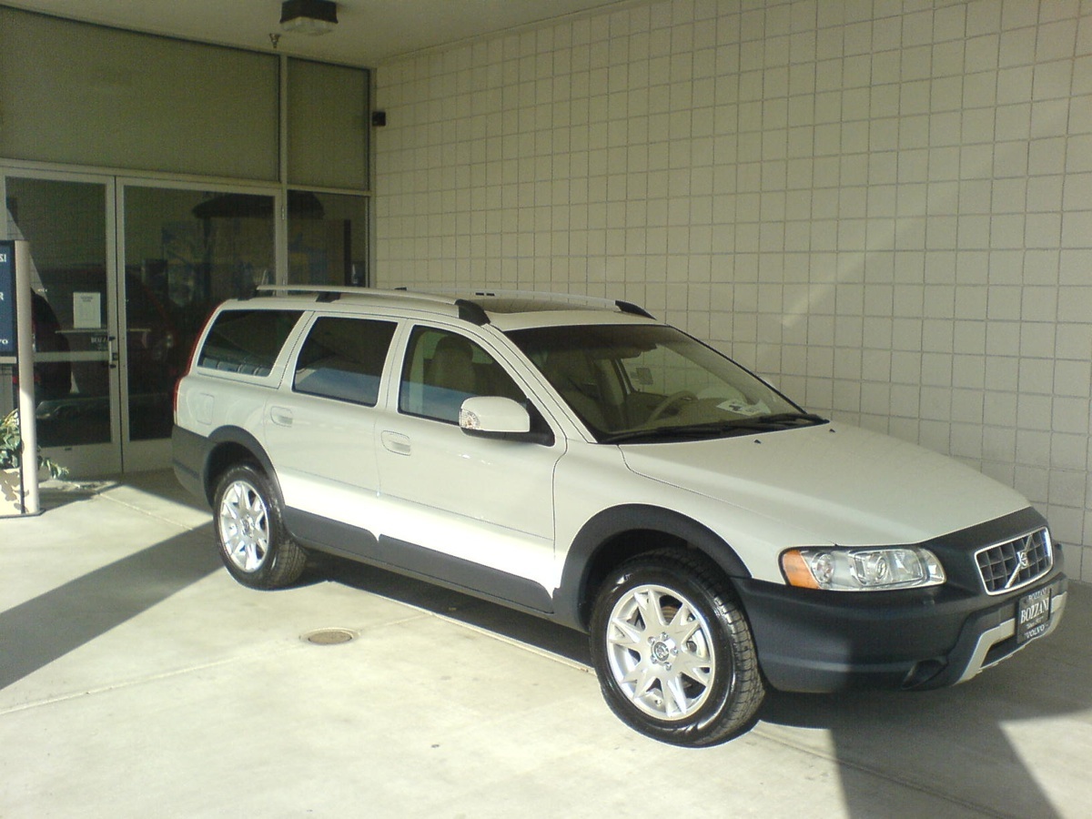 2007, XC70, White with Taupe, Premium, Convenience, Climate, Bi-Xenon, 17" Alloys, Satellite Prep, Ipod, Steel cargo barrier