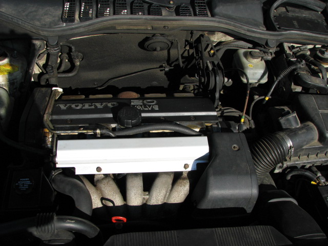 Large fuel line above the injector cover.