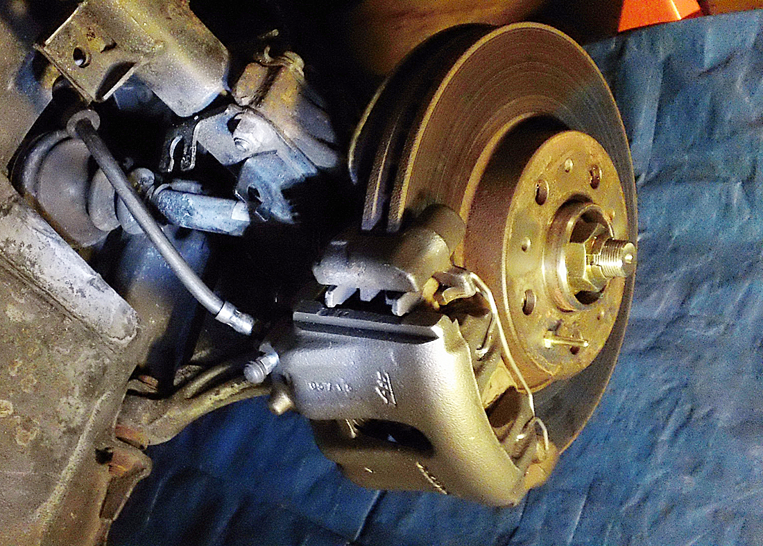 driver's rubber hose 1/4 turn over twisted