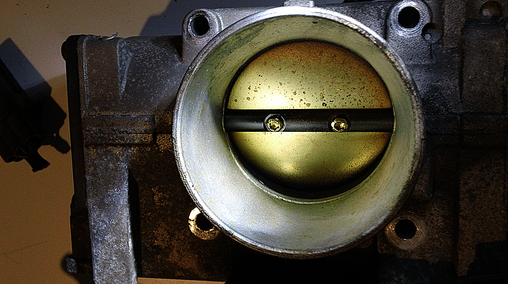 cleaner side of throttle plate