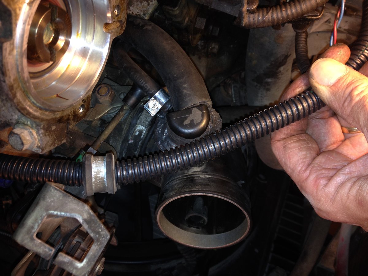 Flame trap housing on 90˚ intake hard pipe, non-turbo 850/x70