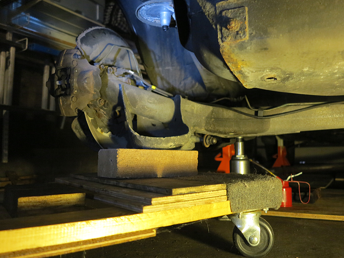 support spring seat at each end - a bottle jack supports the transverse arm