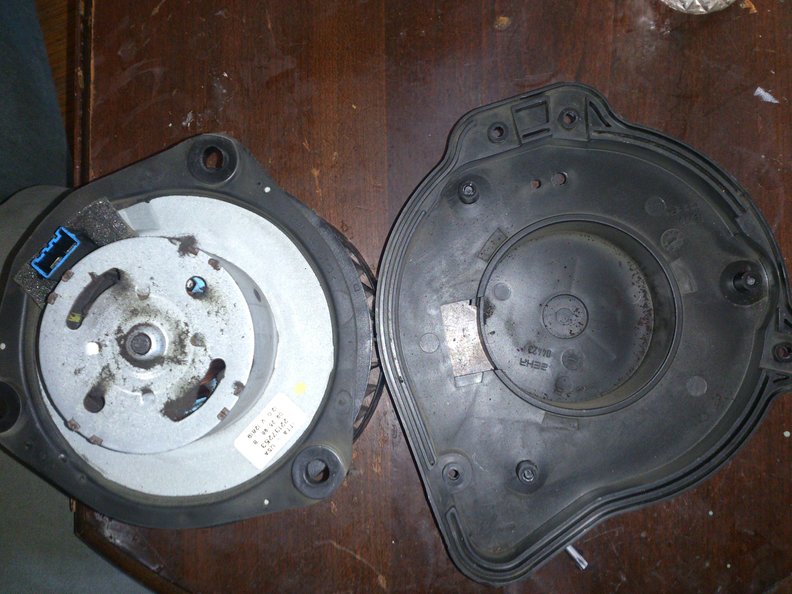 Seperation of  plastic housing and blower motor after removing 3 torx.