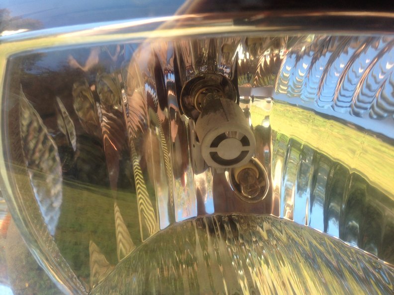 Right headlight socket, slot blocked