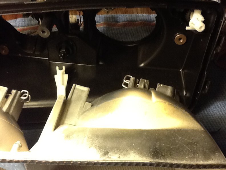 The ball socket can be carefully pried off the white bracket from the bulb side of assembly