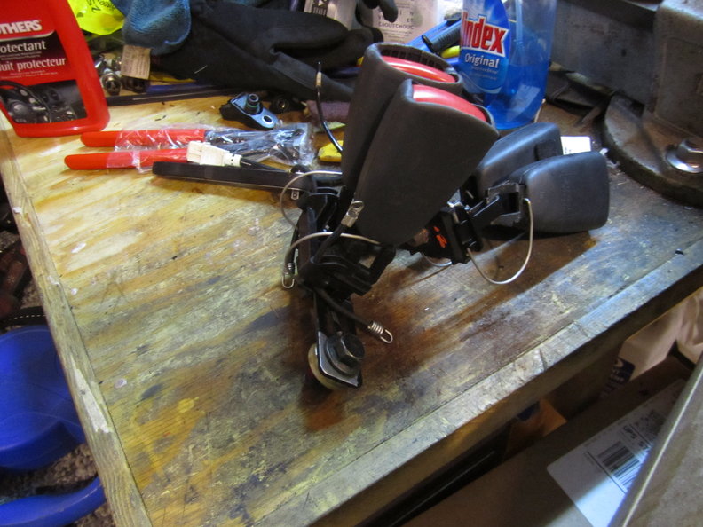 Double rear seatbelt latch