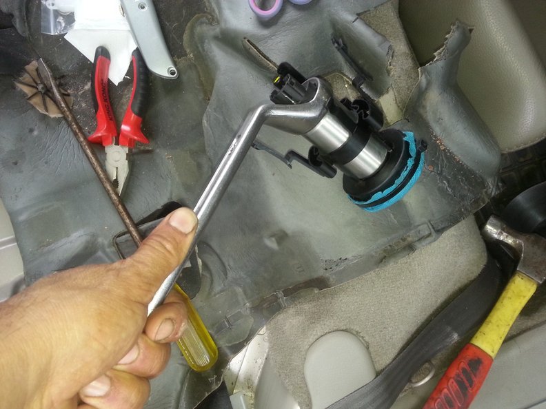 Place some assembly grease on the tip of the pump inlet and hit the pump onto the gauze housing (gently)