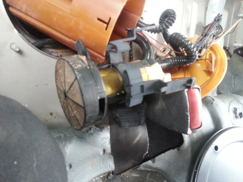 The old gauze filter needs to be removed because in this case I couldn't pry the pump out