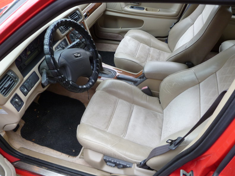 Awesome 1970's style padded wrap. Steering wheel is gooey.