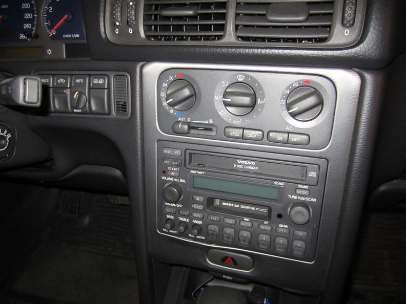 Volvo radio and ECC unit