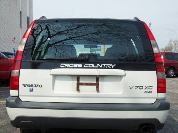 Still no blemishes in the rear with the dealer logo.