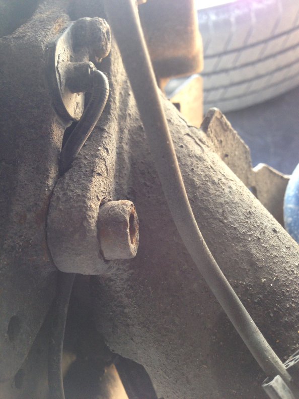 Nice access to 8mm hex cap screws securing spindle to trailing arm