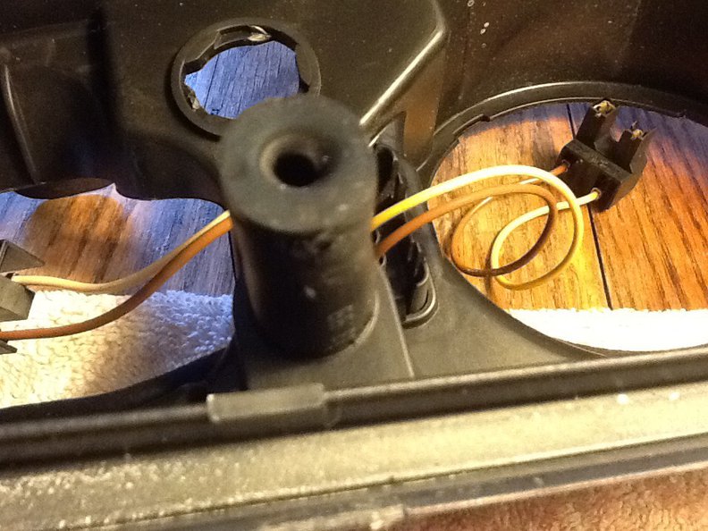 Peg goes into this flex hose nount