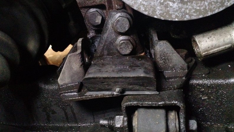 The original mount as you can see is quite worn and i removed it in pieces.