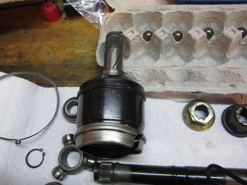 Inner joint cap and damaged retaining collar