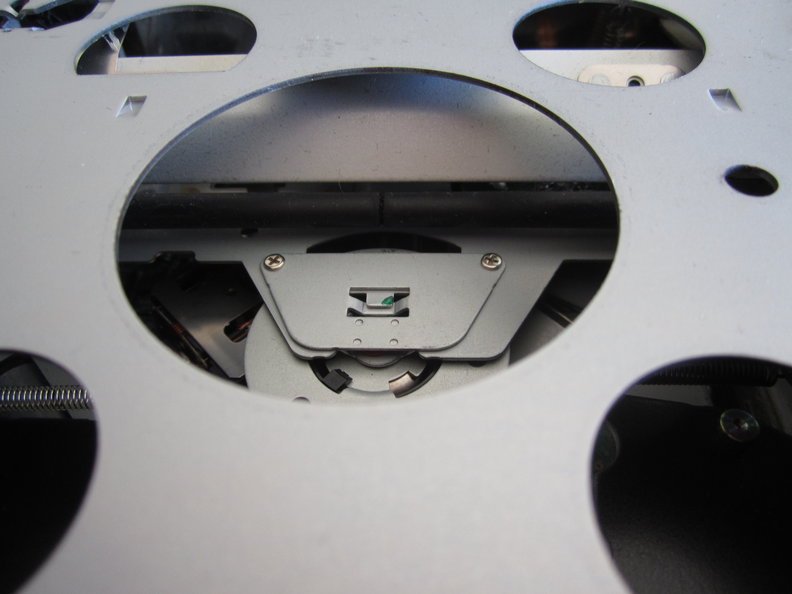 CD spindles to pull cd in/out of cassette