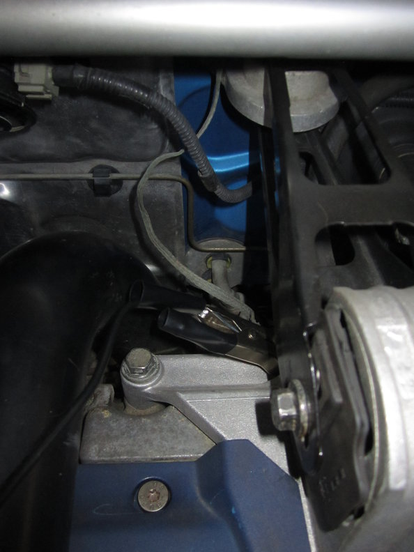 Strap by engine top torque mount