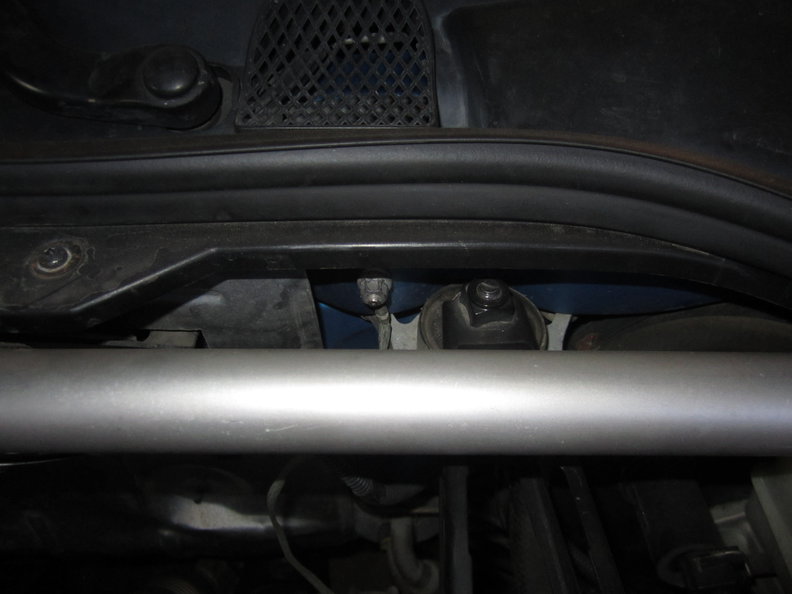 Center earth strap at bulk-head