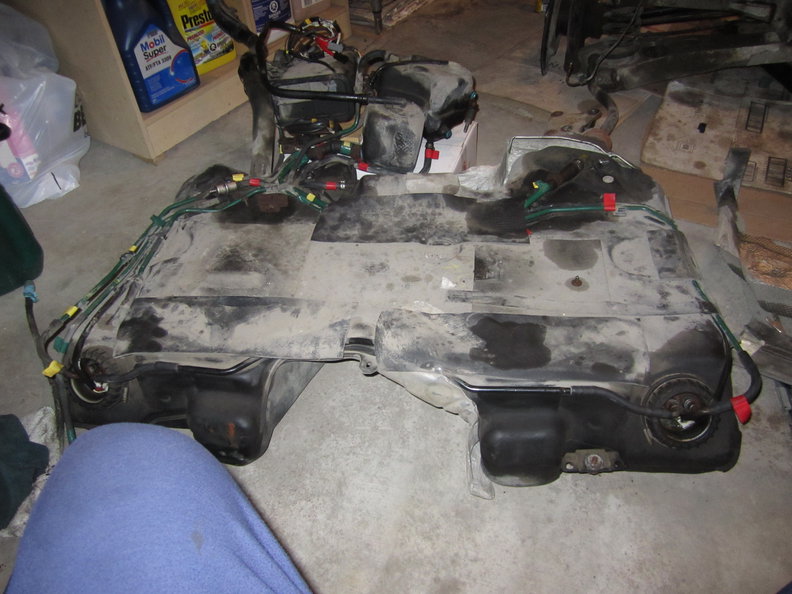 Fuel tank for an AWD V70 (viewed from front of car)