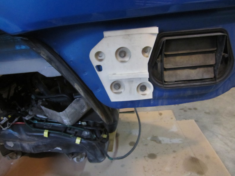 Side bracket on a V70 rear bumper