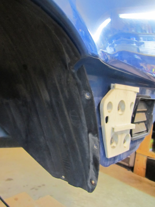 Side bracket on a V70 rear bumper (2)