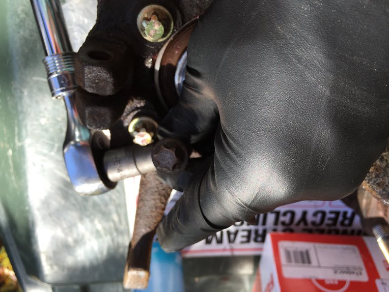 Picture of old and new FWB mounting bolt heads