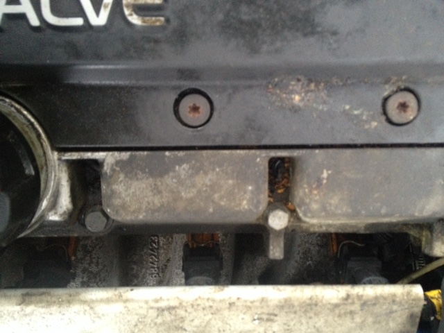 1998 V70 fuel rail overview right side