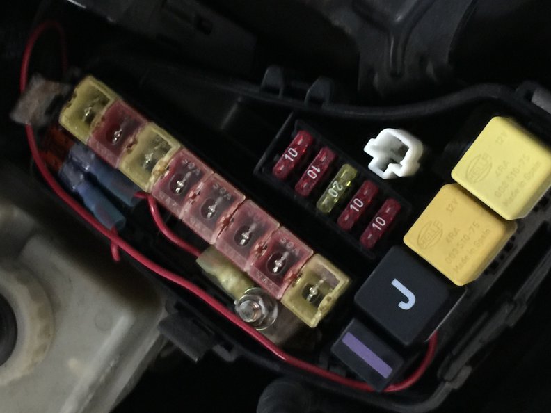 Picture of the fuze/relay box. Power is take from the box and run with a fuze to the switch.