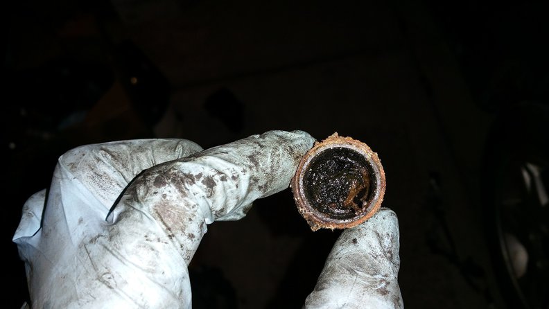 The lower rubber bushing adapter - 95% plugged